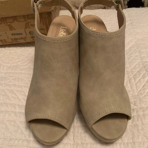 Bella Marie Beige Heels 6.5